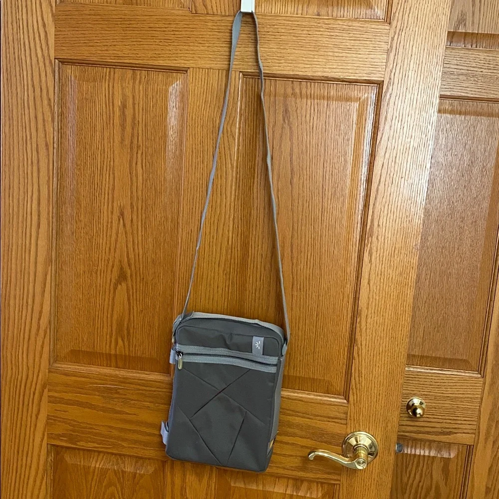 Case Logic Gray 8x10 Tablet Crossbody Bag iPad Sleeve Tech Organize Shoulder Bag